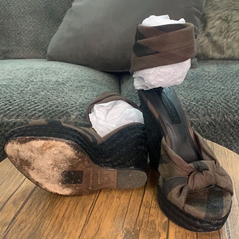 AUTHENTIC BURBERRY WEDGES - Picture 4 of 9